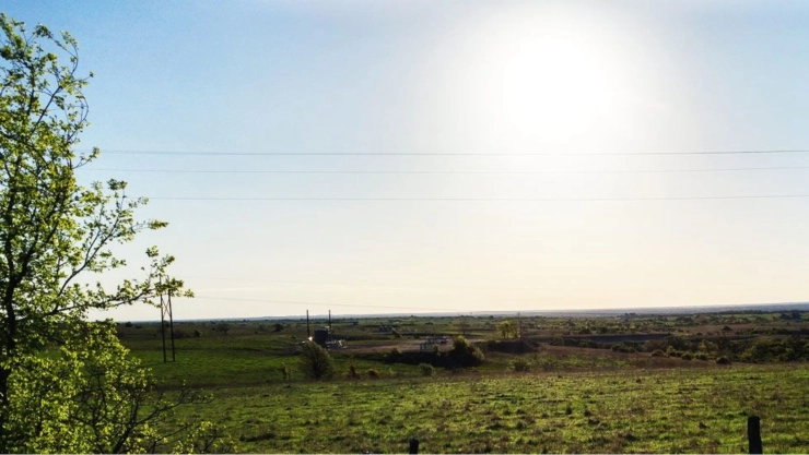 Vista panorámica del campo y el sol de fondo en una pequeña comunidad al norte de Texas