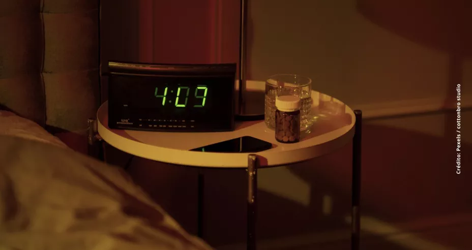 Un reloj a lado de la cama marcando las 00:00 horas