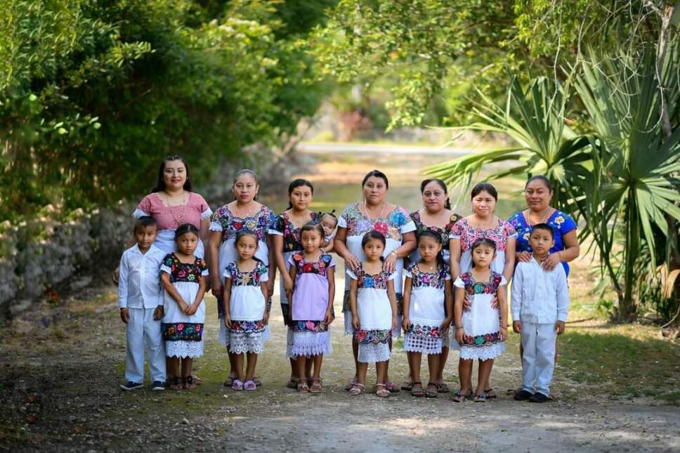 Con traje típico de la región niños celebran fin de curso escolar