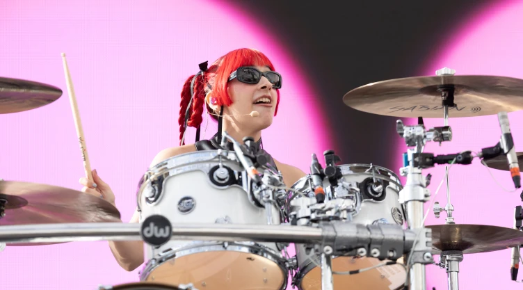 ¿Qué le pasó a Pau Villarreal? Baterista de The Warning se desmaya en concierto y revela su estado de salud
