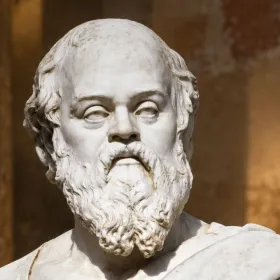 La frase de Sócrates, filósofo griego, sobre la lealtad “Sé lento para entrar en la amistad, pero cuando estés en ella, permanece firme y constante”.jpg