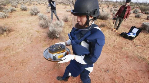 Regresa cápsula de Japón con muestras de asteroides recuperadas en Australia