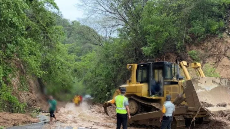 Paso del huracán “Erick” deja deslave y cierre total en la carretera Pinotepa Nacional-Salina Cruz en Oaxaca hoy