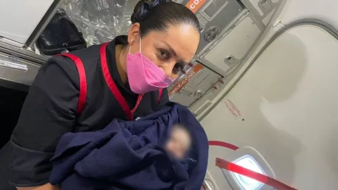 Nace bebe en vuelo de Aeromexico