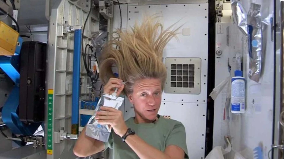 así se bañan los astronautas.jpg