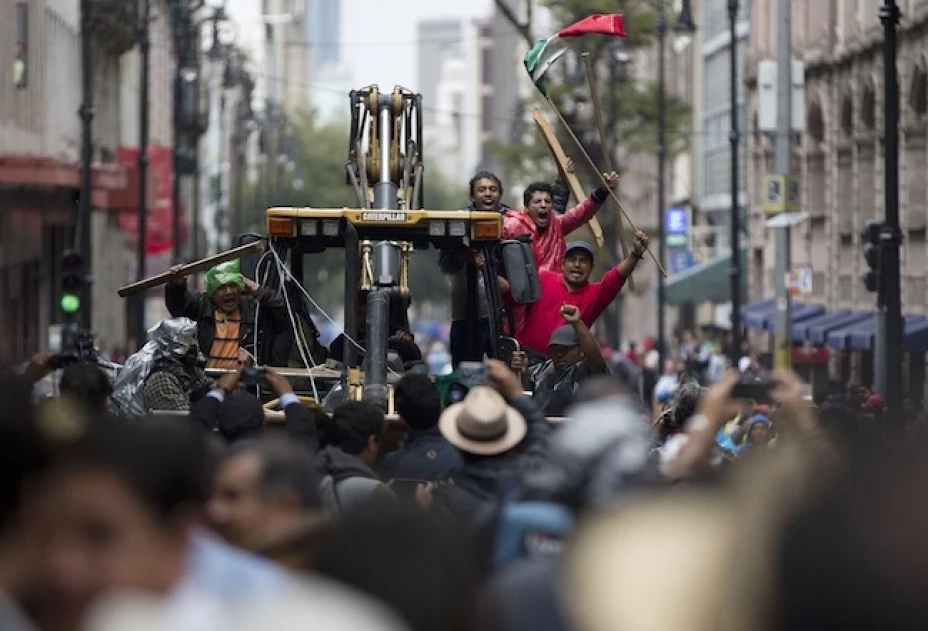 Luego del operativo del gobierno federal para desalojar el plantón en el Zócalo, los maestros de la CNTE encontraron refugio en el Monumento a la Revolución