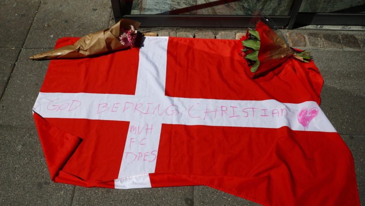 El nombre de Christian Eriksen en la bandera de Dinamarca