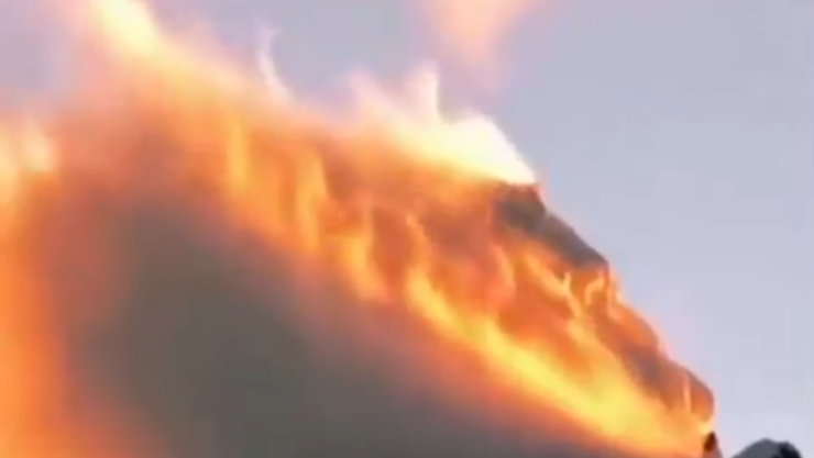 Misterioso resplandor es captado en montañas nevadas.png