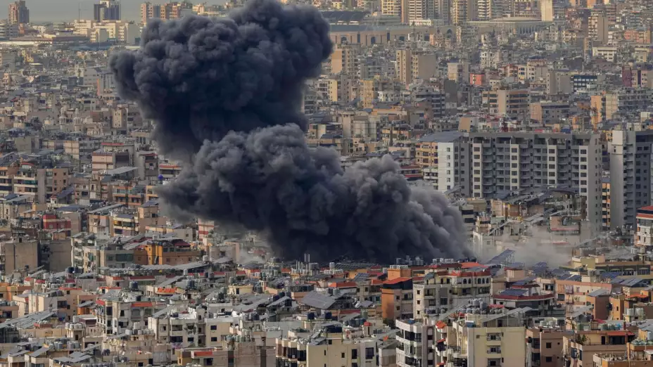 Columna de humo tras un ataque israelí en Dahiyeh, al sur de Beirut, Líbano
