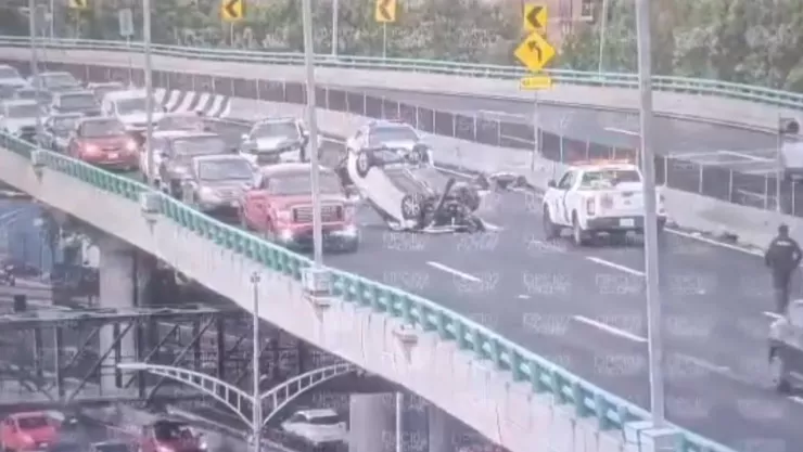 CDMX: Vuelca un auto en el segundo piso de Periférico tras fuerte choque