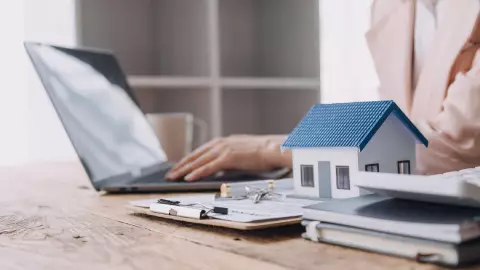Una agente inmobiliaria con su computadora