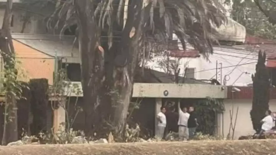 Las autoridades catearon la casa del presunto santero en Naucalpan.