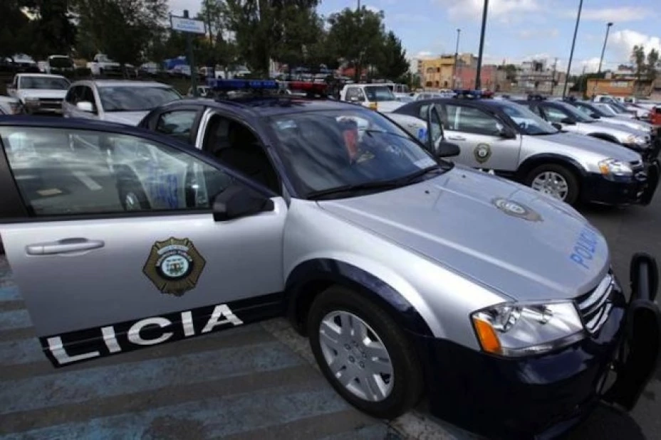 El policía Juan Macías García rescató a un taxista atrapado en su vehículo en llamas