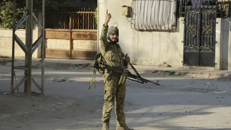 En esta imagen del sábado 12 de octubre de 2019, un combatiente turco de pie en Ras al Yan, Siria. Imagen, AP.