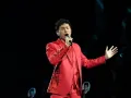 La penúltima presentación de la noche fue realizada por Jessy Portillo, quien derrochó talento con su interpretación del tema “Abrázame muy fuerte”. Su actuación capturó la atención del público y destacó en el concierto.
Arturo López Gavito tuvo una opinión muy positiva sobre la presentación de Jessy, considerándola una gran proyección en el escenario. Elogió la habilidad del académico para conectar con la canción y transmitir emociones de manera efectiva.