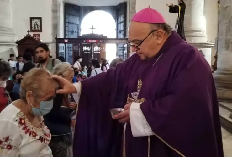 Miércoles de ceniza_ Yucatecos acuden a la Catedral de Mérida