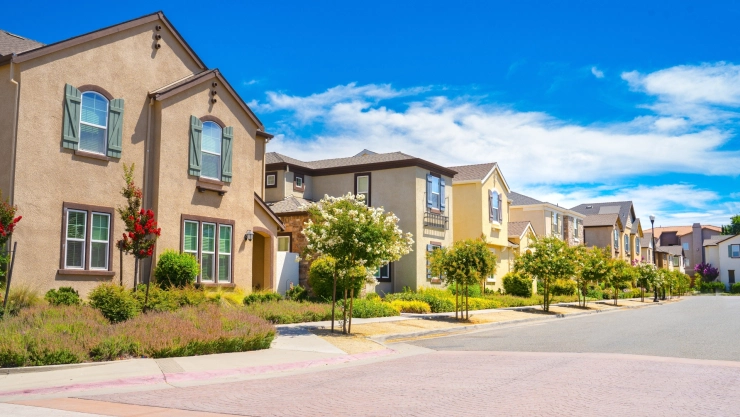 Hilera de viviendas en un vecindario de California.