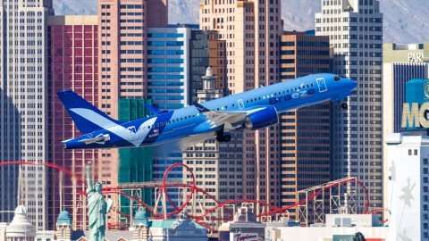 Un avión despegando