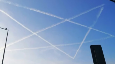 VIDEO Dibuja estrella ‘satánica’ en cielo de Chile y causa pánico en redes