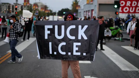 Migrantes protestan contra redada en Los Ángeles