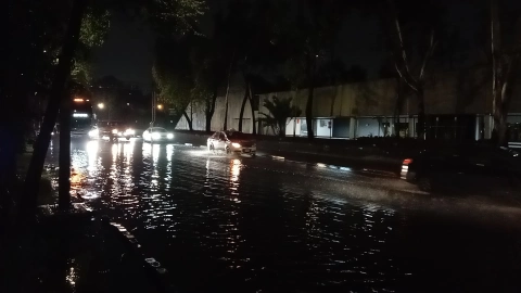 CDMX: Inundación de 100 metros en Insurgentes sorprende a autos de madrugada