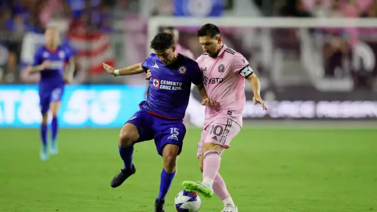 Messi disputa el balon contra Rivero Inter Miami vs Cruz Azul