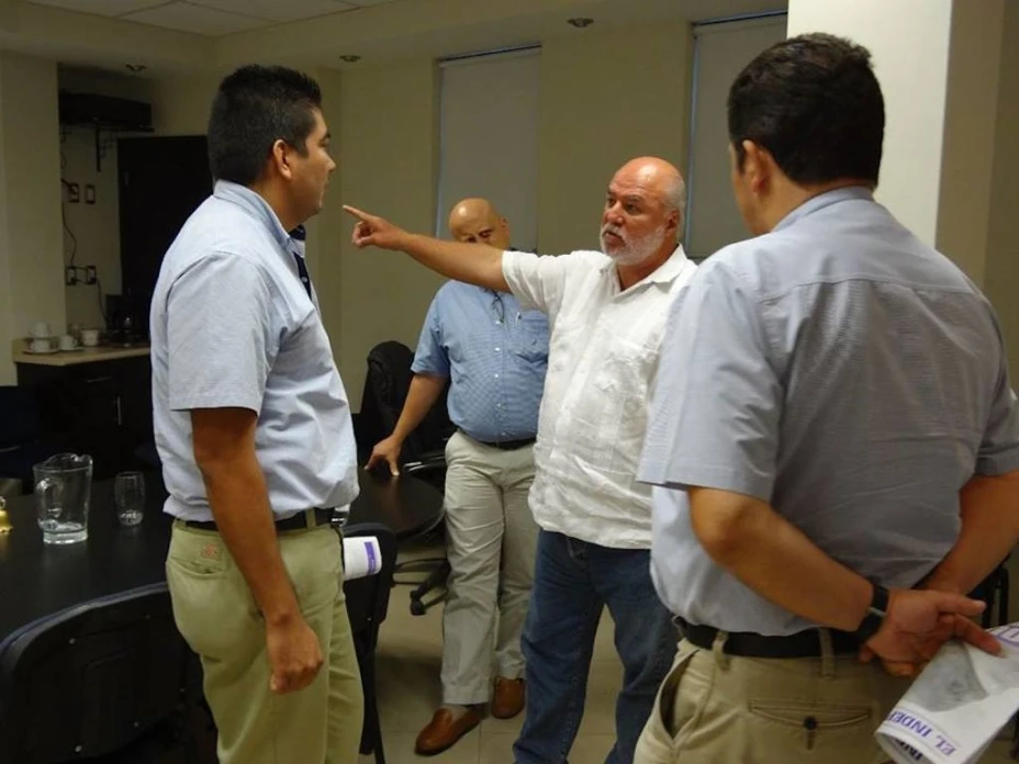 Manuel Clouthier, candidato Independiente por el Distrito V Federal, deba una charla a estudiantes de la Universidad de Sinaloa, pero el director de la institución lo interrumpió y lo echó del lugar.