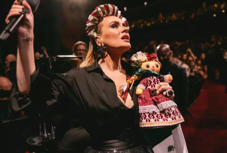 ¡A la mexicana! Adele homenajea a la muñeca ‘Lele’