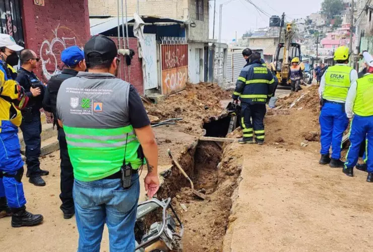 Derrumbe tras obras de drenaje deja 2 muertos en CDMX