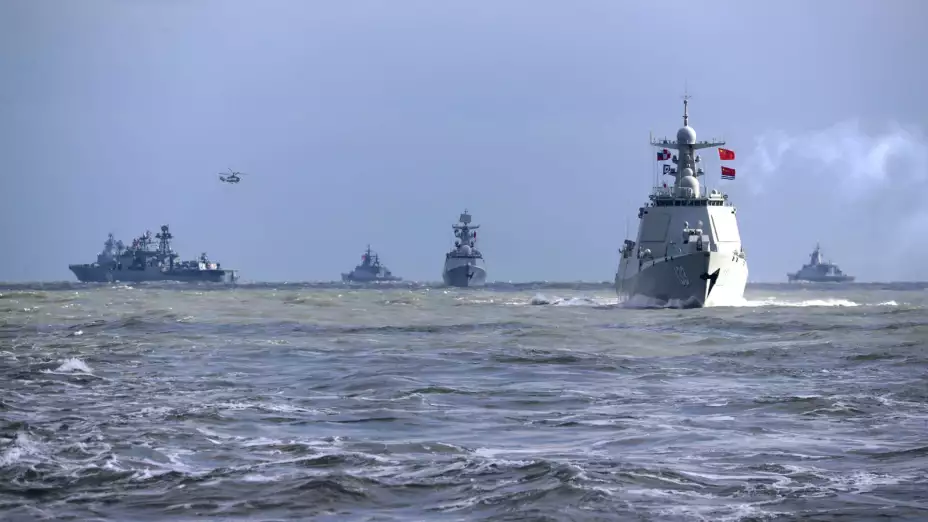 Buques de guerra chinos y rusos en el Mar de China Oriental