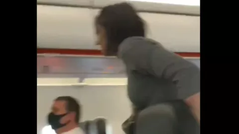 Mujer tose sobre pasajeros en avión