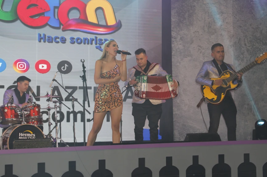 Todos bailamos con la música de Montserrat Fernández