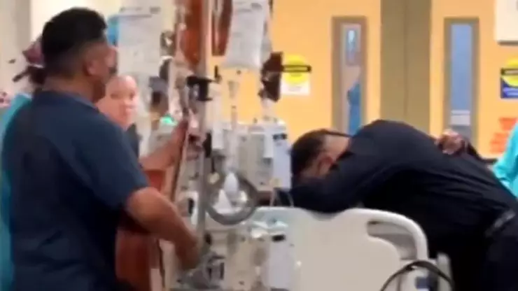 Padre llora a su hija