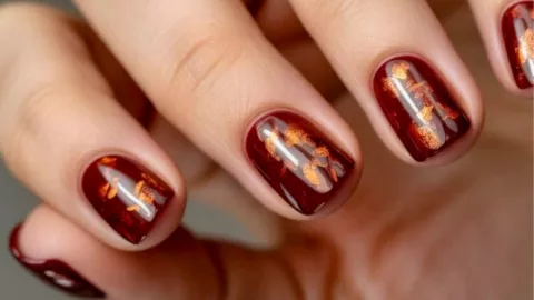 uñas color vino con efecto otoño