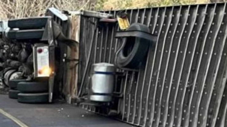 Muere familia aplastada tras volcadura de tractocamión en Tzitzio
