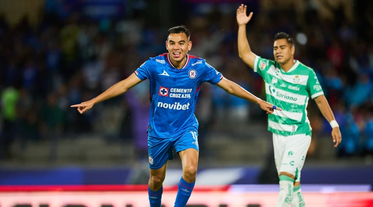Charly Rodríguez anota de chilena con Cruz Azul ante Santos Laguna