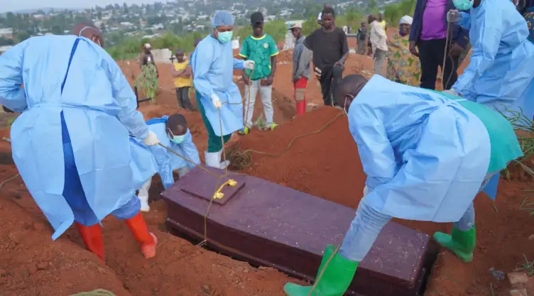 Entierro de una víctima de ébola en RDC.