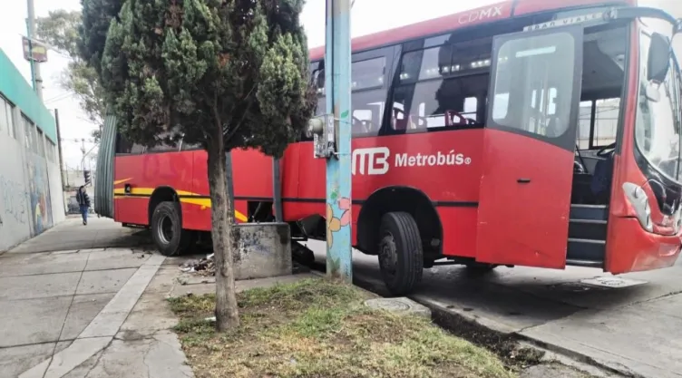 Metrobús de la CDMX termina sobre la banqueta tras choque en Rojo Gómez