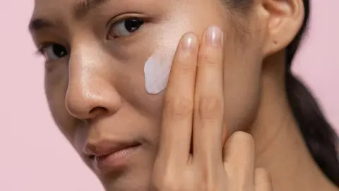 La aplicación de bloqueador ayuda a preparar la piel para el maquillaje natural