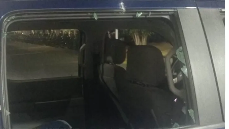 Adolescente quiebra el vidrio de una patrulla que pasaba por su casa en Pirules en Aguascalientes