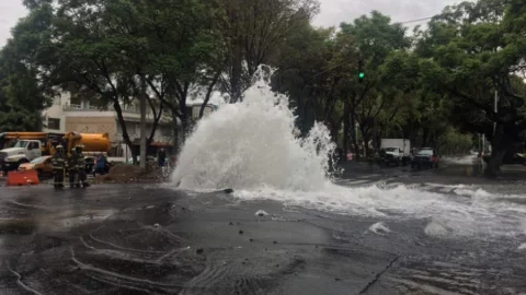 Continúa fuga de agua en Canal de Miramontes