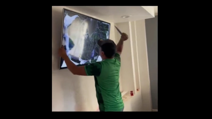 Aficionado golpea su televisión