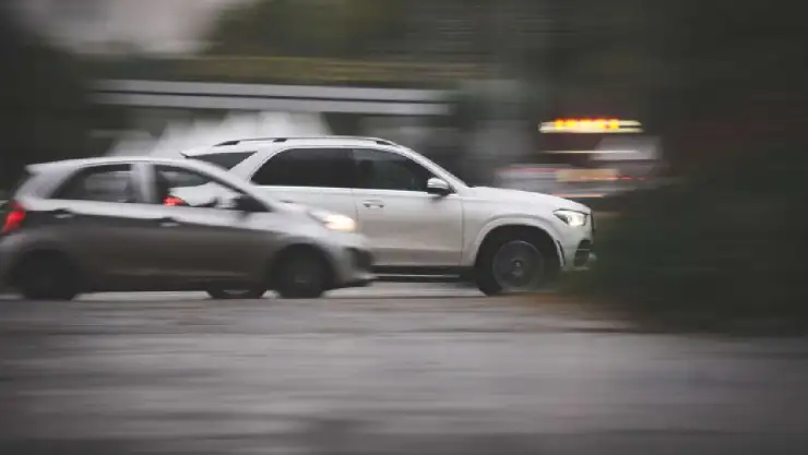 Auto a alta velocidad