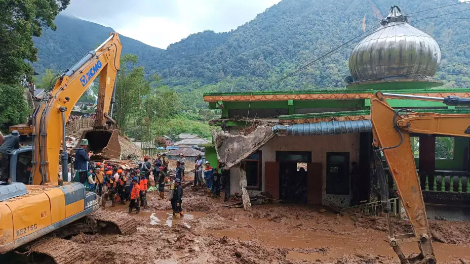 Rescatistas tras un alud en Karo, Sumatra Septentrional, Indonesia.