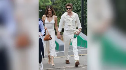 Andrew Garfield y Monica Barbaro