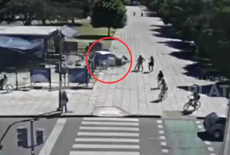 Auto se estrella contra un puesto de comida.png