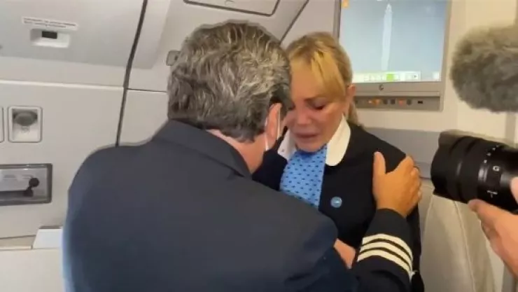 azafata-llora-llegar-argentina-vacunas-covid-19-video (2).jpg