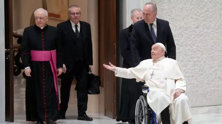 Papa Francisco llega al salón Pablo VI para su audiencia semanal.