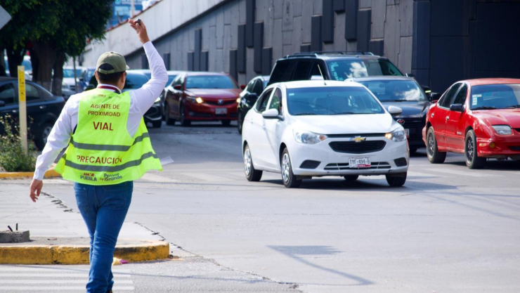 Agente de Proximidad Vial ordena el tránsito en las calles de Puebla