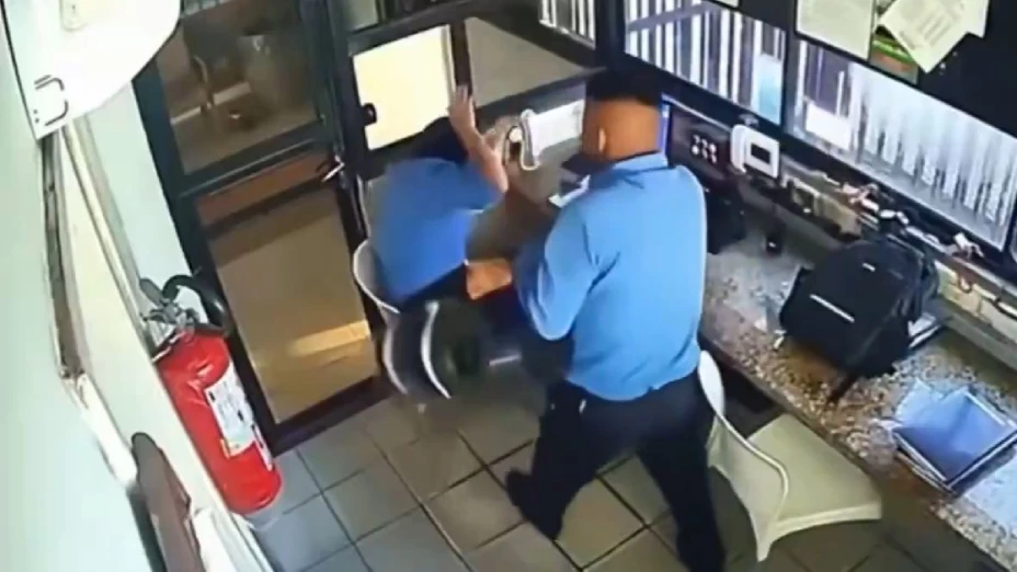 Hombre agrede a mujer en Brasil